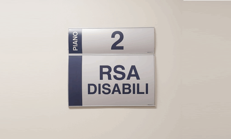 Targhetta del piano 2 con la scritta Rsa disabili Targhetta del piano 2 con la scritta Rsa disabili
