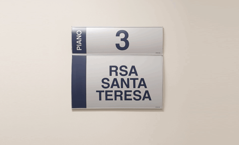 Targhetta del piano 3 con la scritta Rsa Santa Teresa Targhetta del piano 3 con la scritta Rsa Santa Teresa