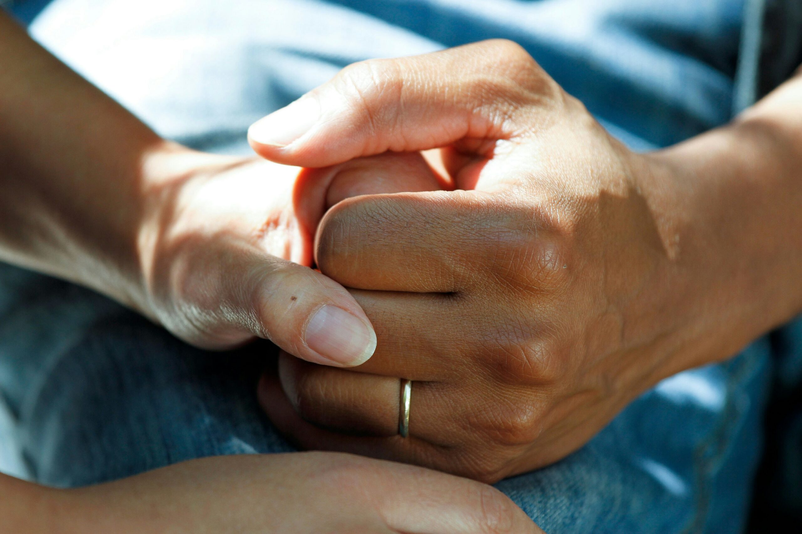 Due persone si tengono la mano