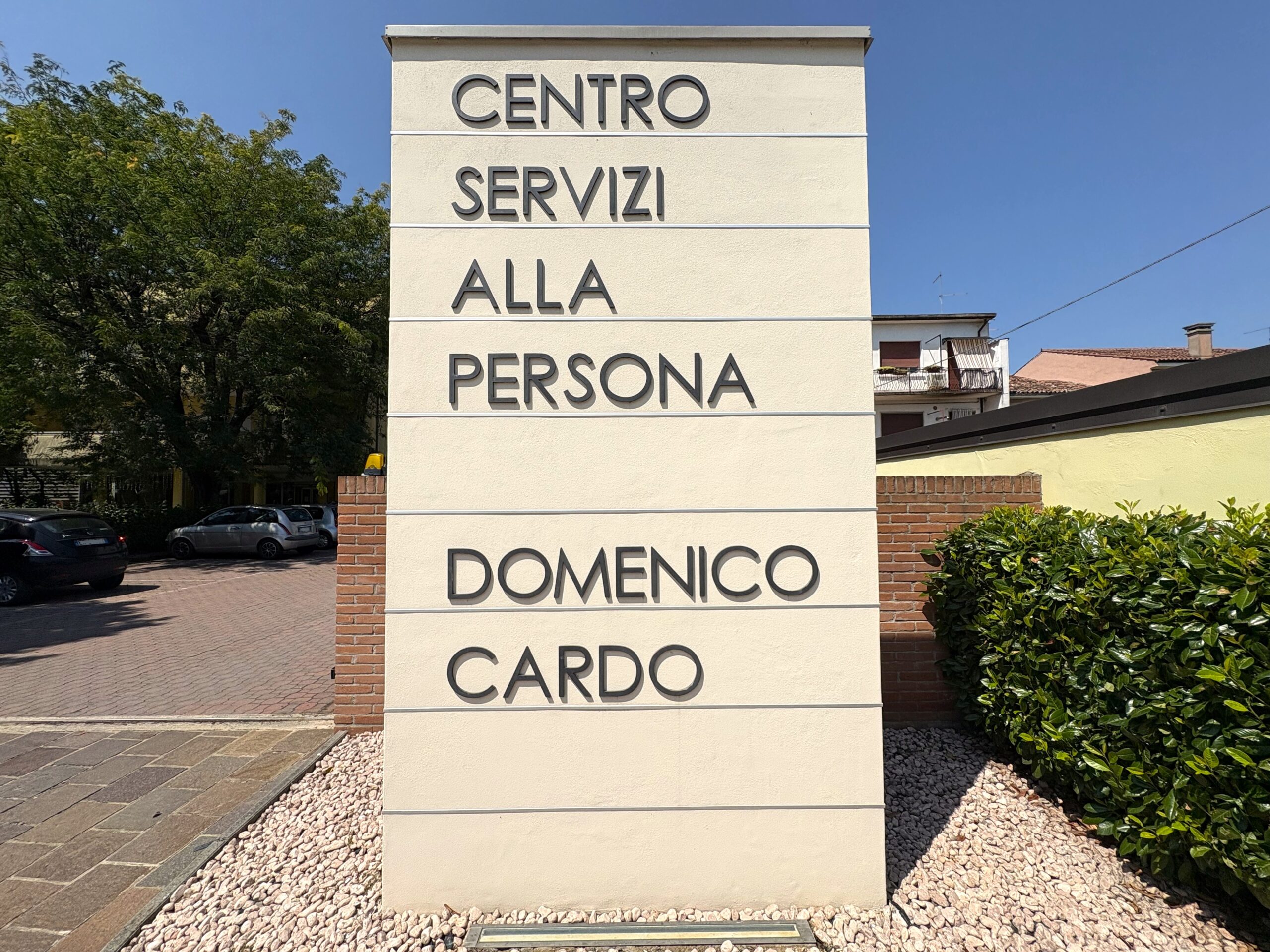 Entrata centro servizi Scritta con nome dell'ente