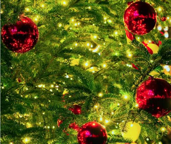 albero di natale con palline rosse